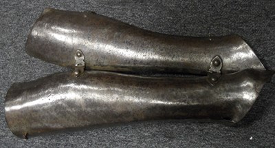 Lot 302 - A LEFT GREAVE IN THE EARLY 16TH CENTURY ITALIAN STYLE