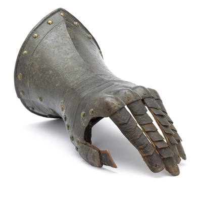 Lot 303 - A RARE ENGLISH FINGERED GAUNTLET  FOR THE LEFT HAND