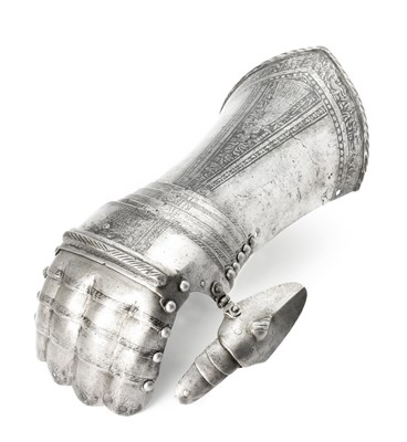 Lot 314 - A NORTH GERMAN MITTEN-GAUNTLET FOR THE RIGHT HAND WITH ETCHED DECORATION