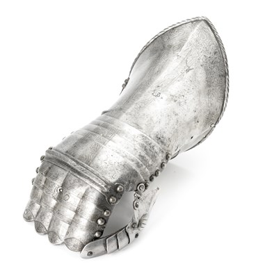 Lot 315 - A NORTH GERMAN MITTEN-GAUNTLET FOR THE RIGHT HAND WITH ETCHED DECORATION