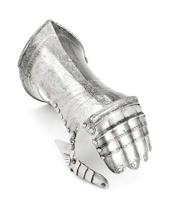 Lot 316 - A NORTH GERMAN MITTEN-GAUNTLET FOR THE LEFT HAND WITH ETCHED DECORATION