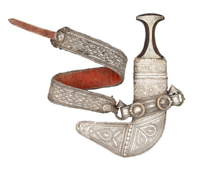 Lot 167 - AN ARAB DAGGER (JAMBIYA) WITH SILVER-MOUNTED HILT, EARLY 20TH CENTURY