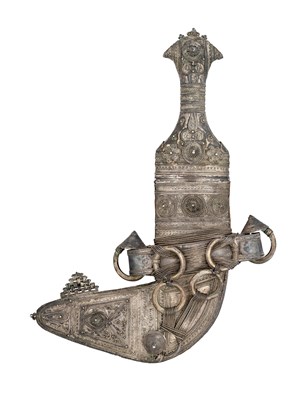 Lot 163 - AN ARAB SILVER-MOUNTED DAGGER (JAMBIYA), EARLY 20TH CENTURY