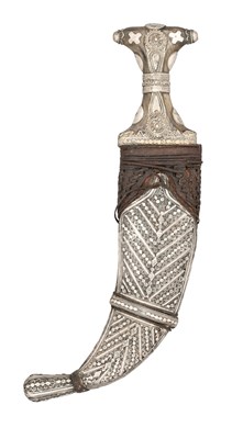 Lot 168 - AN ARAB DAGGER (JAMBIYA), WITH SILVER-MOUNTED HORN HILT, EARLY 20TH CENTURY