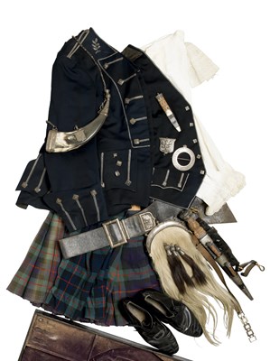 Lot 137 - A HIGHLAND SILVER-MOUNTED DRESS GARNITURE