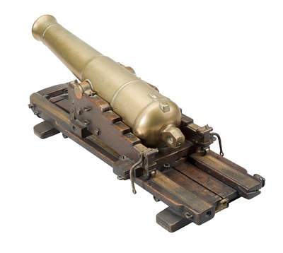 Lot 244 - A FINELY CONSTRUCTED MODEL CANNON COMPLETE WITH ITS TRAVERSING SIEGE CARRIAGE