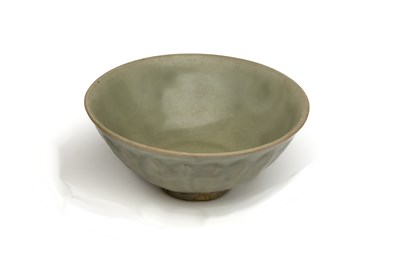 Lot 3 - A LONGQUAN CELADON 'LOTUS' BOWL, SONG DYNASTY (1127-1279)