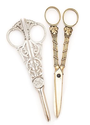 Lot 149 - A PAIR OF GEORGE III SILVER-GILT GRAPE SCISSORS, JOHN REILY, LONDON, CIRCA 1810