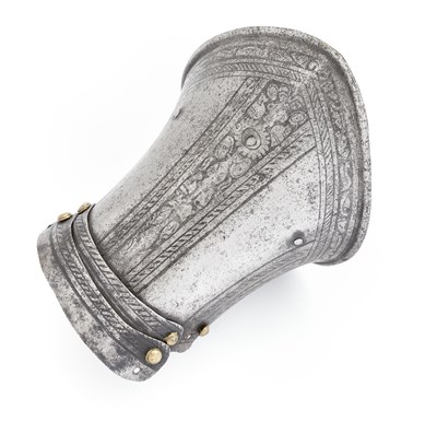 Lot 203 - AN INCOMPLETE NORTH ITALIAN GAUNTLET FOR THE RIGHT HAND WITH ETCHED DECORATION