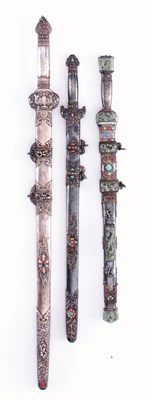 Lot 132 - A NEPALESE SILVER-MOUNTED SWORD