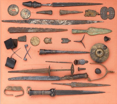 Lot 128 - A GLAZED DISPLAY OF ARROW HEADS