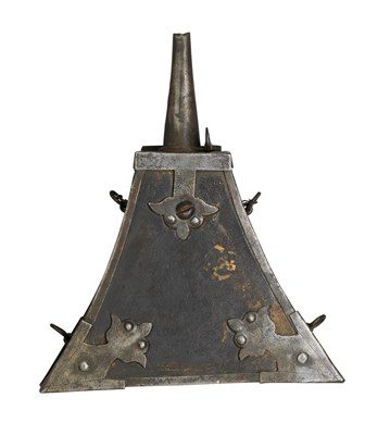 Lot 300 - A TRIANGULAR MUSKETEER'S POWDER-FLASK