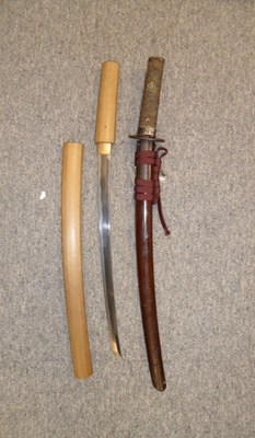 Lot 9 - A JAPANESE SHORT SWORD (WAKIZASHI)