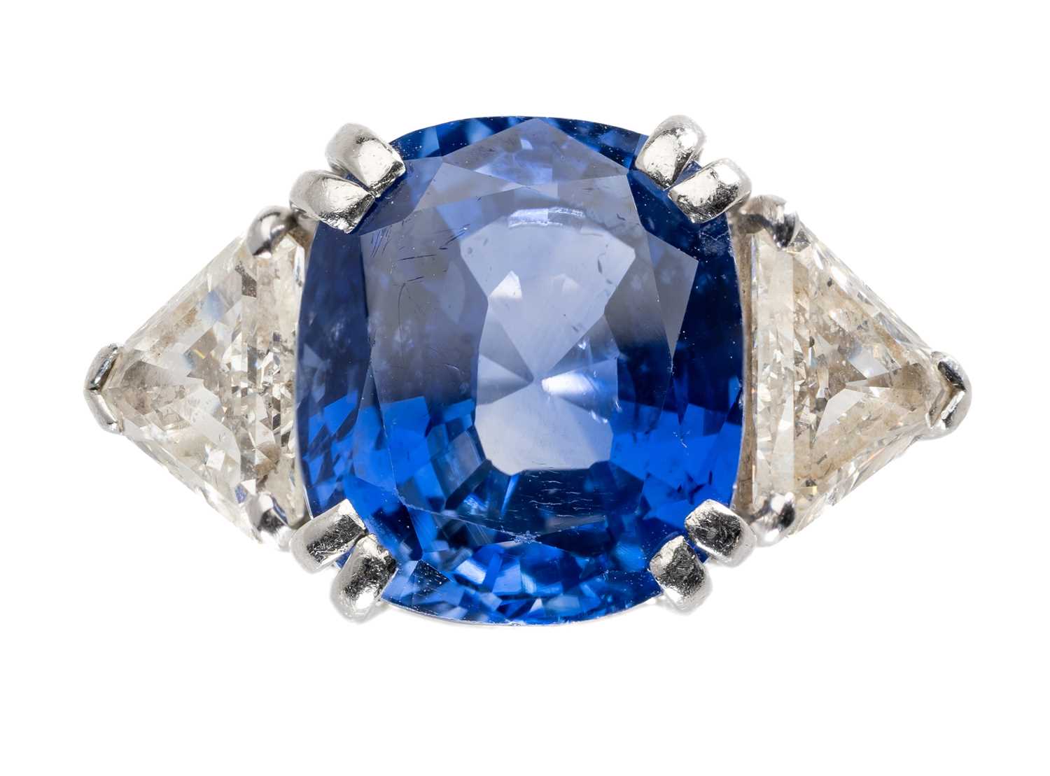 Lot 356 - SAPPHIRE AND DIAMOND RING