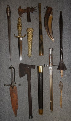 Lot 454 - A FOLDING HUNTING KNIFE