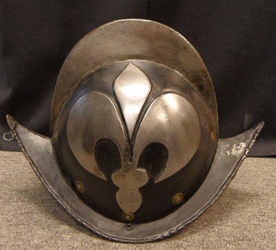 Lot 557 - A GERMAN 'BLACK AND WHITE' COMB MORION