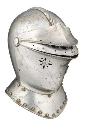 Lot 558 - A CLOSE HELMET IN THE EARLY 17TH CENTURY WESTERN EUROPEAN STYLE