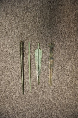 Lot 660 - A CHINESE DAGGER