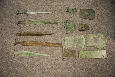 Lot 661 - A BRONZE DAGGER