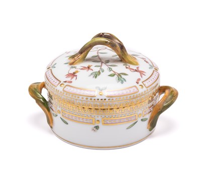 Lot 11 - A ROYAL COPENHAGEN 'FLORA DANICA' SUGAR BOWL AND COVER