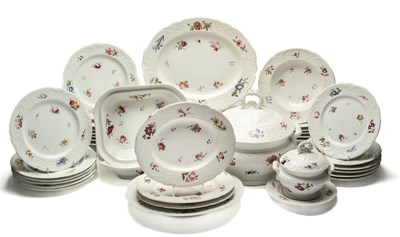 Lot 17 - A CHAMBERLAIN'S WORCESTER PART DINNER SERVICE