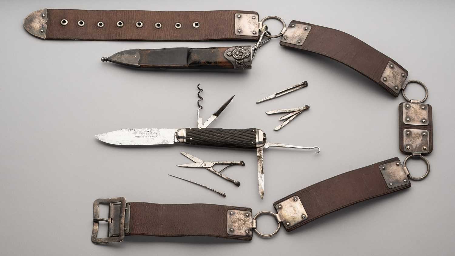 Lot 767 - A RARE SILVER-MOUTED FIXED-BLADE WINGFIELD