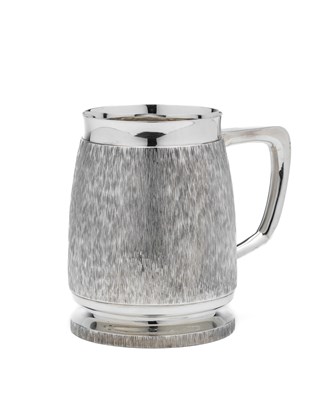 Lot 135 - A SILVER MUG