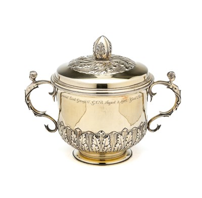 Lot 165 - A VICTORIAN SILVER-GILT PORRINGER AND COVER