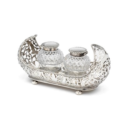 Lot 197 - AN EDWARDIAN SILVER INKSTAND