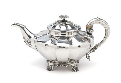 Lot 207 - ËœA WILLIAM IV SILVER TEAPOT