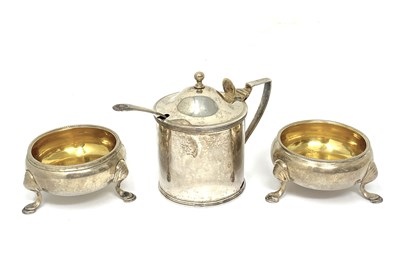 Lot 220 - A GEORGE III SILVER MUSTARD POT