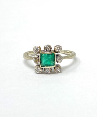 Lot 292 - EMERALD AND DIAMOND RING