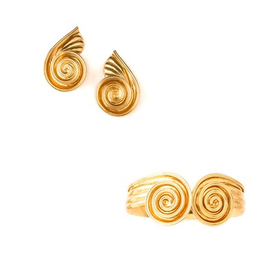 Lot 303 - SPIRAL BANGLE AND PAIR OF EARCLIPS