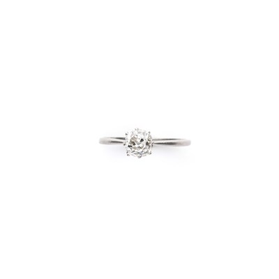 Lot 310 - DIAMOND RING