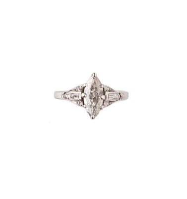 Lot 312 - DIAMOND RING