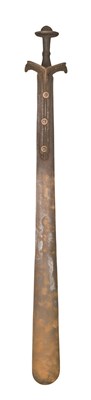 Lot 28 - AN INDIAN DECCAN BROADSWORD (KHANDA)