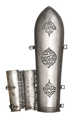 Lot 37 - A FINE PERSIAN SAFAVID BAZU BAND