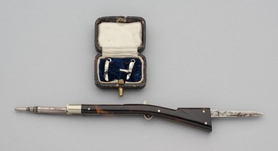 Lot 585 - A PROPELLING PENCIL AND KNIFE FORMED AS A PERCUSSION MUSKET, RODGERS, CUTLERS TO HER MAJESTY, LATE 19TH CENTURY AND A CASED PAIR OF MINIATURE PENKNIVES