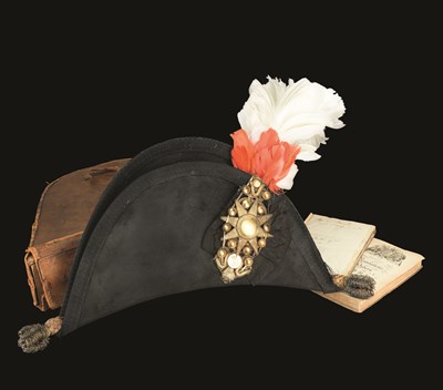 Lot 92 - AN OFFICER'S COCKED HAT AND PLUME