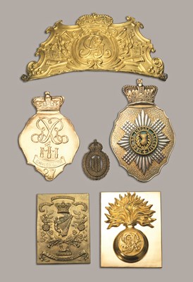 Lot 124 - AN ASSORTMENT OF MILITARIA