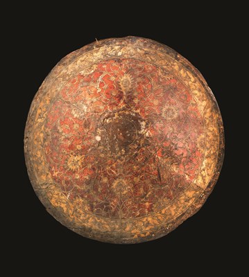 Lot 126 - A FINE AND RARE VENETIAN PARADE SHIELD MADE FOR THE BODYGUARD OF WOLF DIETRICH VON RAITENAU