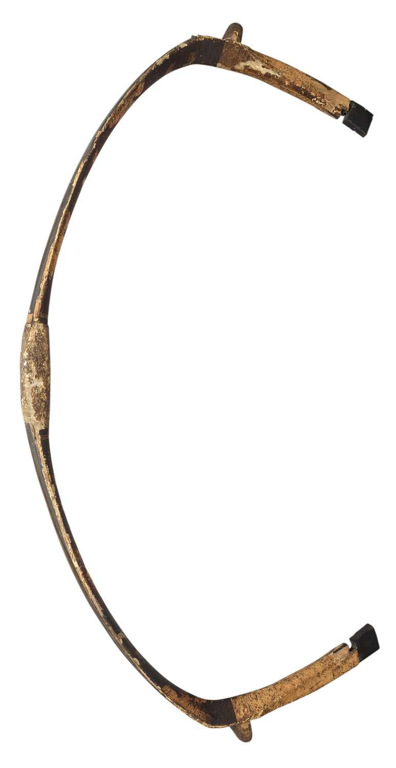 Lot 35 - A CHINESE LIGHT COMPOSITE BOW (HAOGONG), QING DYNASTY, 18TH/19TH CENTURY