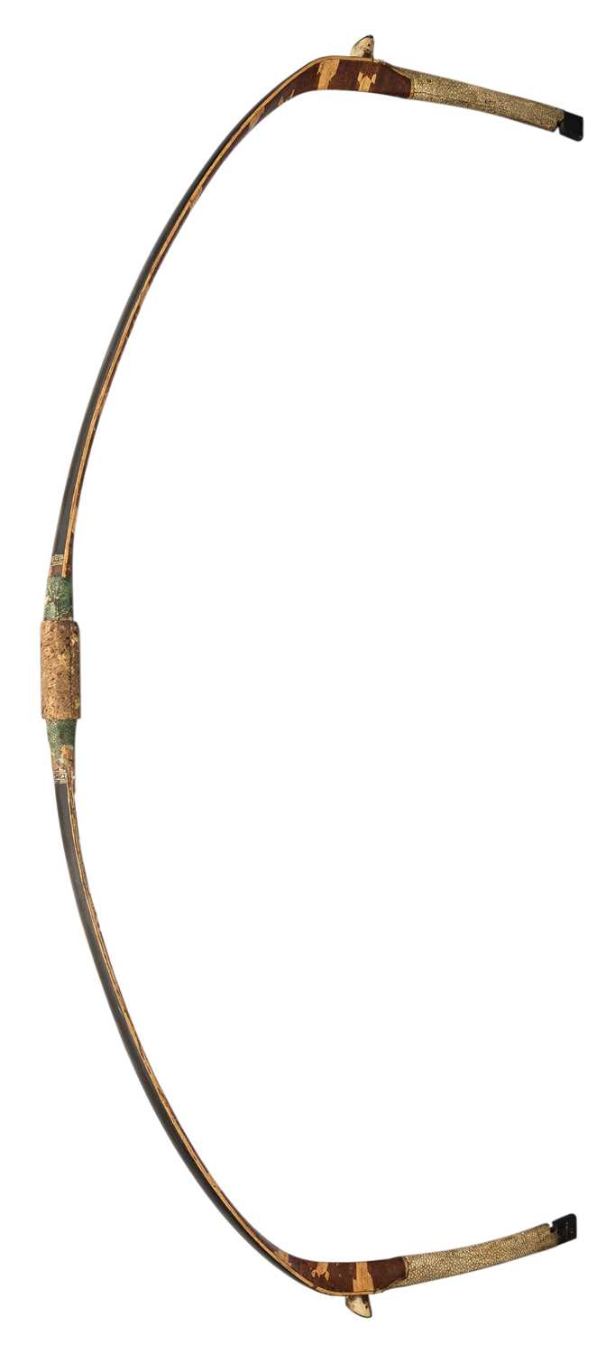 Lot 36 - A CHINESE MANCHU STYLE COMPOSITE BOW, QING DYNASTY, SECOND HALF OF THE 19TH CENTURY