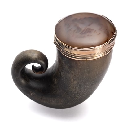 Lot 298 - A GOLD AND AGATE MOUNTED HORN SNUFF MULL, SCOTTISH, CIRCA 1800