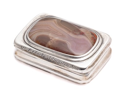 Lot 301 - A GEORGE III SILVER AND AGATE MOUNTED COMMEMORATIVE SNUFF BOX, MATTHEW LINWOOD, BIRMINGHAM, 1909