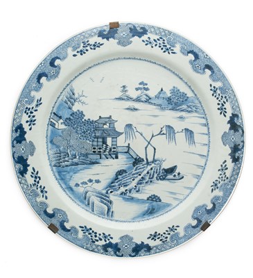 Lot 35 - A LARGE CHINESE BLUE AND WHITE CHARGER, QING DYNASTRY, LATE 18TH CENTURY