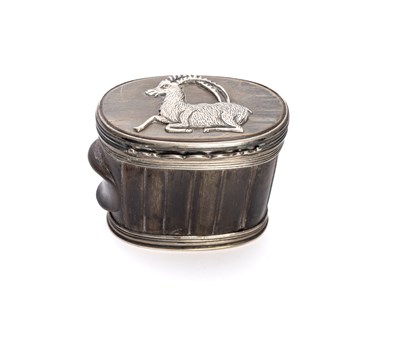 Lot 293 - A CONTINENTAL SILVER-MOUNTED HORN SNUFF BOX, PROBABLY WESTERN ALPS, 19TH CENTURY