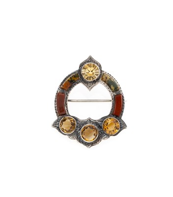 Lot 307 - A VICTORIAN SCOTTISH PEBBLE BROOCH, 1880s