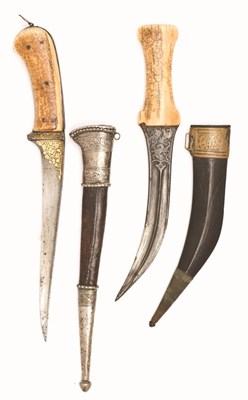 Lot 52 - AN INDIAN PESH-KABZ AND AN INDO-PERSIAN JAMIBIYA