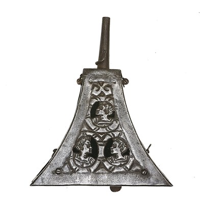 Lot 129 - AN ITALIAN MUSKETEERS TRIANGULAR POWDER-FLASK